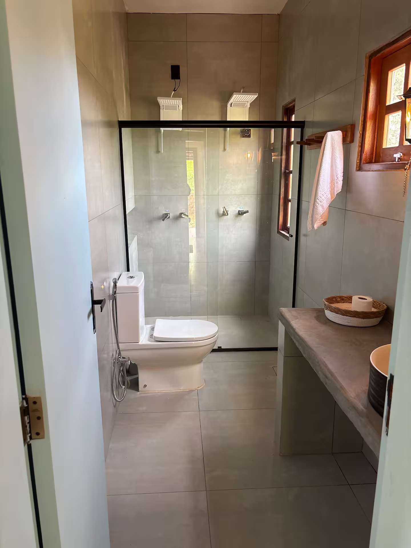 Segundo banheiro amplo com box de vidro