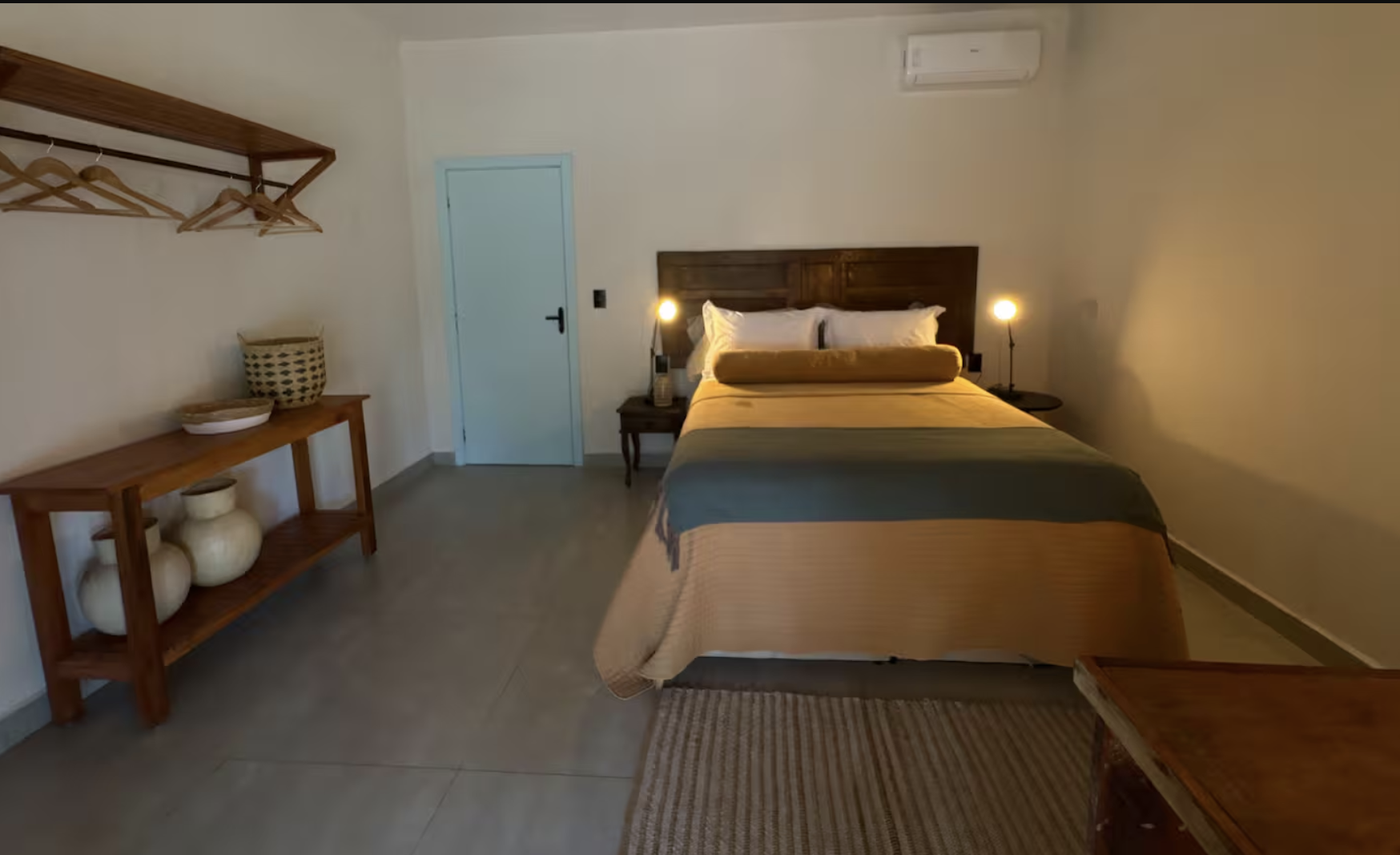 Quarto rústico com cama de linho branco