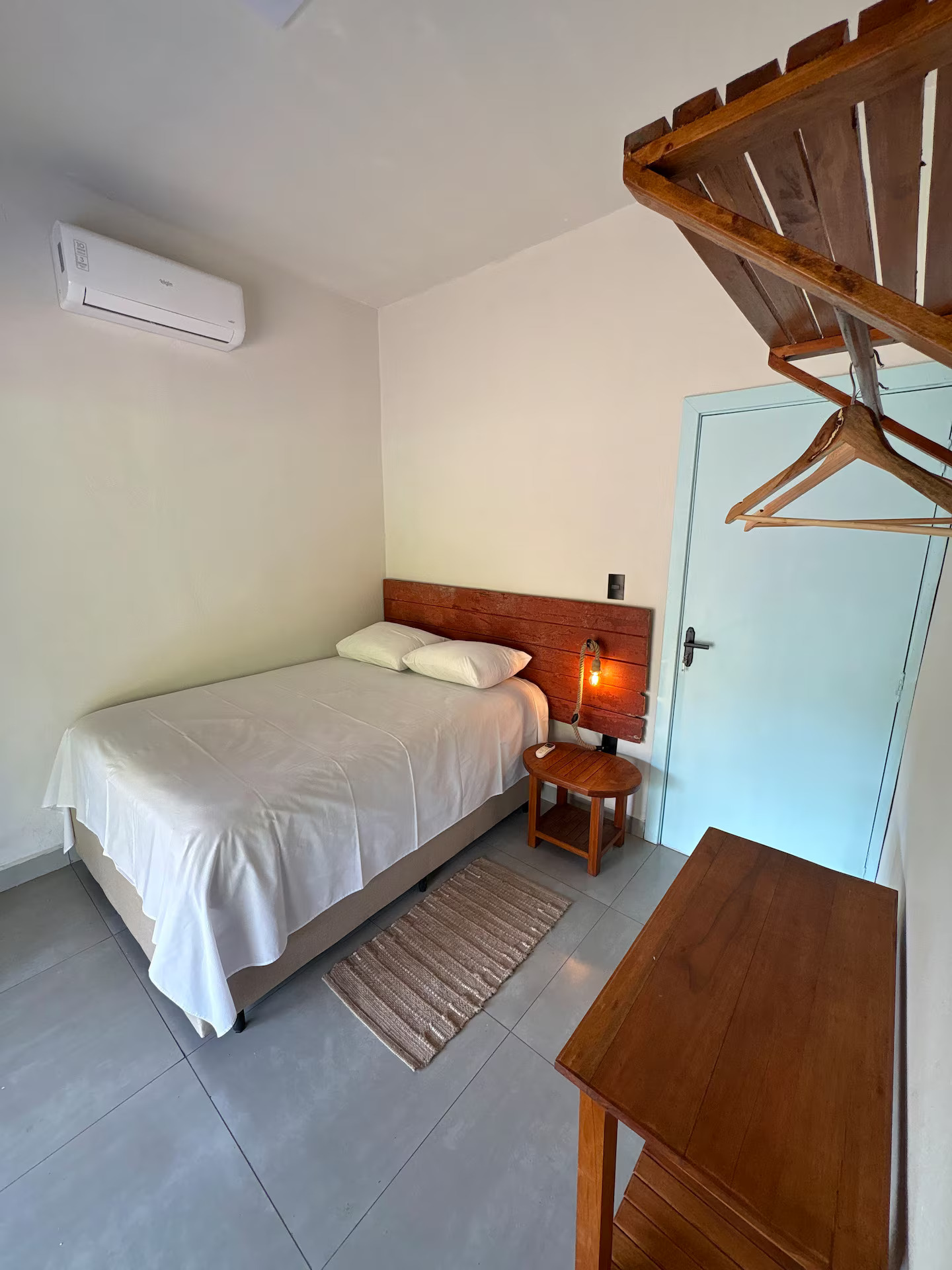 Quarto com cama de casal, ar-condicionado e cabideiro