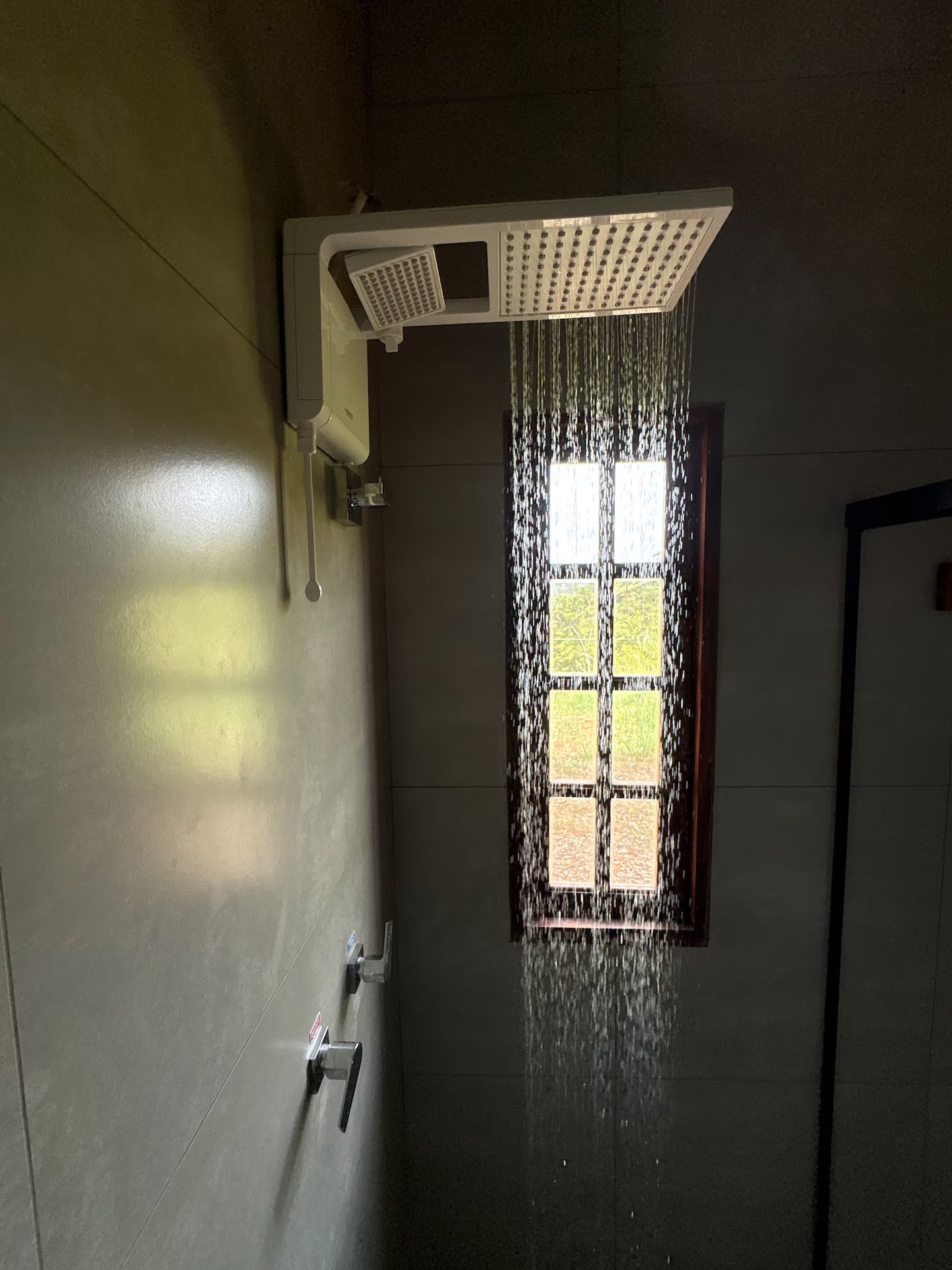 Ducha com vista para a janela de madeira